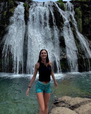 Photo catégorisée avec : Skinny, Brunette, Delfina Suarez Luco, Argentinean, Cute, Legs, Nature, Smiling, Waterfall