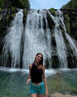 Photo catégorisée avec : Skinny, Brunette, Delfina Suarez Luco, Argentinean, Cute, Nature, Smiling, Waterfall