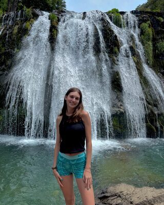 Photo catégorisée avec : Skinny, Brunette, Delfina Suarez Luco, Argentinean, Cute, Nature, Smiling, Waterfall