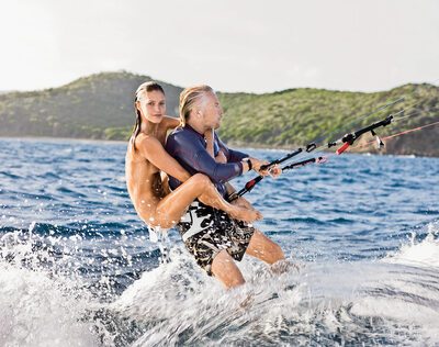 Photo catégorisée avec : Skinny, Brunette, Denni Parkinson, Richard Branson, Celebrity - Star, Cute, English, Eyes, Feet, Kitesurf, Legs, Sexy Wallpaper, South African, Sport