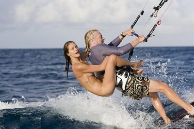 Photo catégorisée avec : Skinny, Brunette, Denni Parkinson, Richard Branson, Celebrity - Star, English, Feet, Kitesurf, Legs, Sexy Wallpaper, South African, Sport