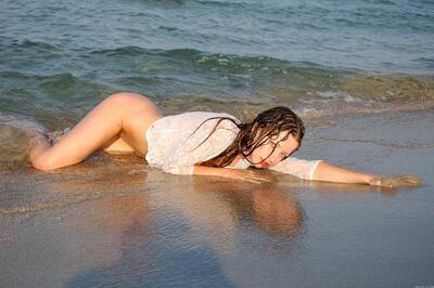 Photo catégorisée avec : Skinny, Brunette, Destination, MET Art, Mika A, Beach, Eyes, Legs, Sexy Wallpaper, Ukrainian