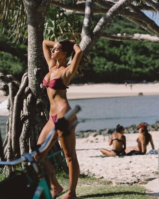 Photo catégorisée avec : Skinny, Brunette, Emily Feld, Australian, Beach, Bikini, Cute, Legs, Tummy