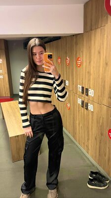 Photo catégorisée avec : Skinny, Brunette, Evelin Elle, Cute, Russian, Selfie, Small Tits, Tummy