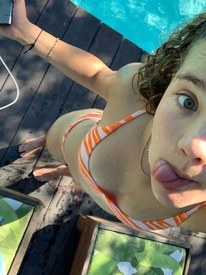 Photo catégorisée avec : Skinny, Brunette, Eyes, Feet, Selfie, Tongue, Wet, Cute, Pool