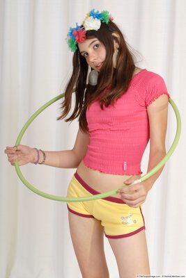 Photo catégorisée avec : Skinny, Brunette, Eyes, Legs, Roberta, WeAreLittleStars.com, Cute, Tummy