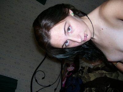 Photo catégorisée avec : Skinny, Brunette, Eyes, Piercing, Selfie, Sexy Wallpaper, Flat chested, Small Tits