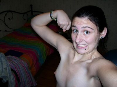 Photo catégorisée avec : Skinny, Brunette, Eyes, Piercing, Selfie, Sexy Wallpaper, Flat chested, Small Tits