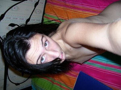 Photo catégorisée avec : Skinny, Brunette, Eyes, Piercing, Selfie, Sexy Wallpaper, Flat chested, Small Tits