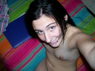 Photo catégorisée avec : Skinny, Brunette, Eyes, Piercing, Selfie, Sexy Wallpaper, Smiling, Flat chested, Small Tits, Tummy