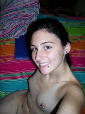 Photo catégorisée avec : Skinny, Brunette, Eyes, Piercing, Selfie, Smiling, Flat chested, Small Tits