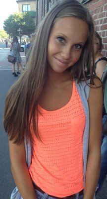 Photo catégorisée avec : Skinny, Brunette, Eyes, Smiling, Cute