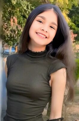 Photo catégorisée avec : Skinny, Brunette, Eyes, Smiling, What is her name, Cute