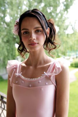 Photo catégorisée avec : Skinny, Brunette, Eyes, What is her name, Cute, Small Tits