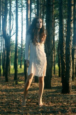 Photo catégorisée avec : Skinny, Brunette, Feet, Legs, Nature, Shy