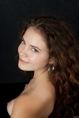 Photo catégorisée avec : Skinny, Brunette, Fekete Fal, Norma Joel - Renata L - Nastya N, Rylsky Art, Boobs, Cute, Eyes, Face, Smiling, Ukrainian