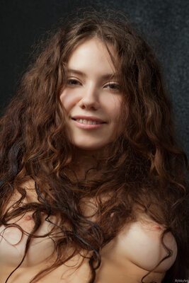 Photo catégorisée avec : Skinny, Brunette, Fekete Fal, Norma Joel - Renata L - Nastya N, Rylsky Art, Boobs, Cute, Eyes, Smiling, Ukrainian