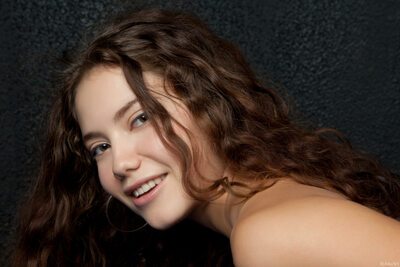 Photo catégorisée avec : Skinny, Brunette, Fekete Fal, Norma Joel - Renata L - Nastya N, Rylsky Art, Cute, Eyes, Face, Safe for work, Sexy Wallpaper, Smiling, Ukrainian