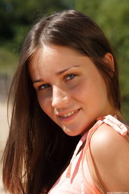 Photo catégorisée avec : Skinny, Brunette, Femjoy, Irina Bruni - Irina O - Dana C, Sunday, Beach, Cute, Eyes, Face, Russian, Safe for work, Smiling