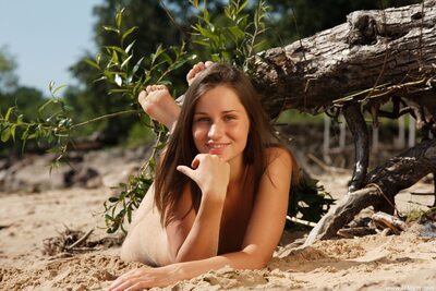 Photo catégorisée avec : Skinny, Brunette, Femjoy, Irina Bruni - Irina O - Dana C, Sunday, Beach, Cute, Eyes, Feet, Russian, Sexy Wallpaper, Smiling