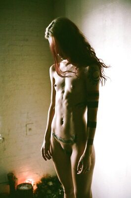 Photo catégorisée avec : Skinny, Brunette, Flat chested, Piercing, Small Tits, Tattoo, Tummy