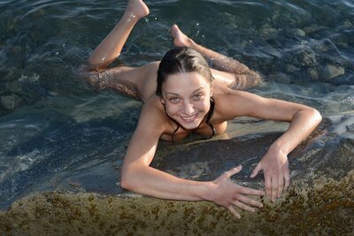 Photo cat&eacute;goris&eacute;e avec&nbsp;: Skinny, Brunette, Foncara, Foxy Di - Nensi B - Medina U, MET Art, Mikhail Paramonov - Paromov, Nature, Russian, Sexy Wallpaper, Smiling, Cute