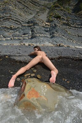 Photo cat&eacute;goris&eacute;e avec&nbsp;: Skinny, Brunette, Foxy Di - Nensi B - Medina U, MET Art, Mikhail Paramonov - Paromov, Nature, Nyuso, Russian, Cute