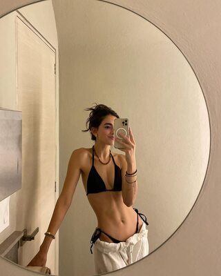 Photo catégorisée avec : Skinny, Brunette, Julia Trevino, Bikini, Cute, Mirror, Selfie, Tummy