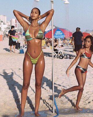 Photo catégorisée avec : Skinny, Brunette, Lais Ribeiro, 2 girls, Beach, Bikini, Brazilian, Celebrity - Star, Legs, Shower, Tummy