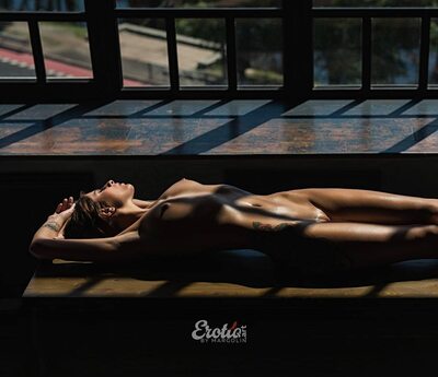 Photo catégorisée avec : Skinny, Brunette, Legs, Russian, Sexy Wallpaper, Svetlana Nikonchuk, Boobs, Tattoo, Tummy