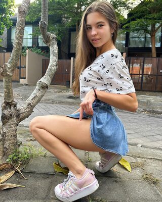 Photo catégorisée avec : Skinny, Brunette, Lera Buns - Valeria Titova, Cute, Legs, Russian