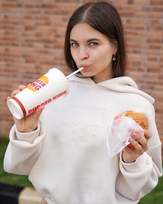 Photo catégorisée avec : Skinny, Brunette, Lera Buns - Valeriia Makusheva - Valeria Titova, Burger King, Cute, Eyes, Russian, Safe for work