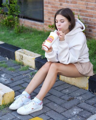 Photo catégorisée avec : Skinny, Brunette, Lera Buns - Valeriia Makusheva - Valeria Titova, Burger King, Cute, Legs, Russian, Safe for work