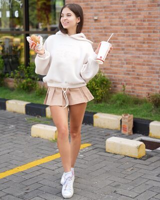 Photo catégorisée avec : Skinny, Brunette, Lera Buns - Valeriia Makusheva - Valeria Titova, Burger King, Cute, Legs, Russian, Smiling