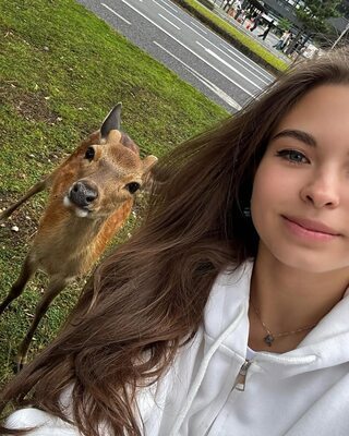Photo catégorisée avec : Skinny, Brunette, Lera Buns - Valeriia Makusheva - Valeria Titova, Cute, Deer, Eyes, Legs, Nature, Russian