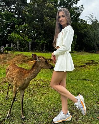 Photo catégorisée avec : Skinny, Brunette, Lera Buns - Valeriia Makusheva - Valeria Titova, Cute, Deer, Legs, Nature, Russian, Smiling