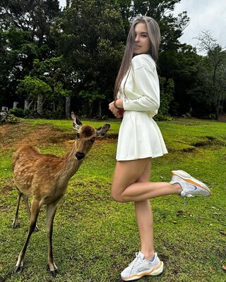 Photo catégorisée avec : Skinny, Brunette, Lera Buns - Valeriia Makusheva - Valeria Titova, Cute, Deer, Legs, Nature, Russian, Smiling