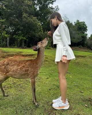 Photo catégorisée avec : Skinny, Brunette, Lera Buns - Valeriia Makusheva - Valeria Titova, Cute, Deer, Legs, Nature, Russian