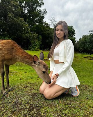 Photo catégorisée avec : Skinny, Brunette, Lera Buns - Valeriia Makusheva - Valeria Titova, Cute, Deer, Legs, Nature, Russian