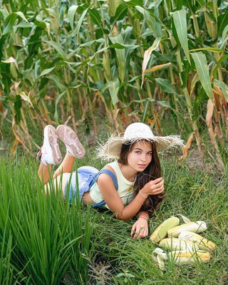 Photo catégorisée avec : Skinny, Brunette, Lera Buns - Valeriia Makusheva - Valeria Titova, Cute, Eyes, Hat, Nature, Russian