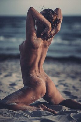 Photo catégorisée avec : Skinny, Brunette, Marisa Papen, Ass - Butt, Beach, Belgian, Cute, Legs, Small Tits