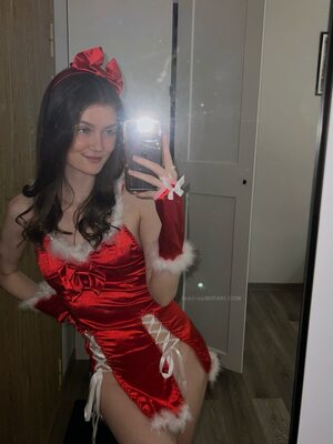 Photo catégorisée avec : Skinny, Brunette, Mirari X - Mirari Hub, Christmas, Cute, Lingerie, Russian, Selfie, Smiling