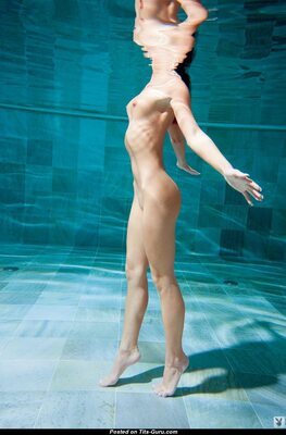 Photo catégorisée avec : Skinny, Brunette, Playboy, Legs, Small Tits, Under water