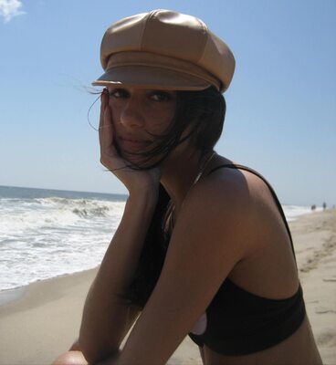 Photo catégorisée avec : Skinny, Brunette, Renée Bellerive, Beach, Canadian, Cute, Eyes, Hat