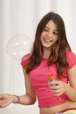 Photo catégorisée avec : Skinny, Brunette, Roberta, Smiling, WeAreLittleStars.com, Cute