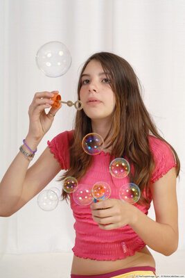 Photo catégorisée avec : Skinny, Brunette, Roberta, WeAreLittleStars.com, Cute