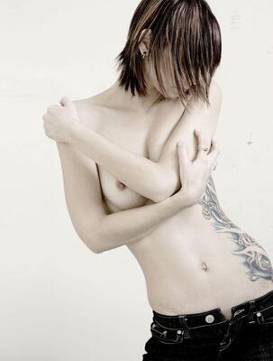 Photo catégorisée avec : Skinny, Brunette, Small Tits, Tattoo, Tummy