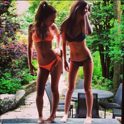 Photo catégorisée avec : Skinny, Bikini, Brunette, Canadian, Feet, Legs, Sophi Knight, 2 girls, Cute, Smiling, Tummy
