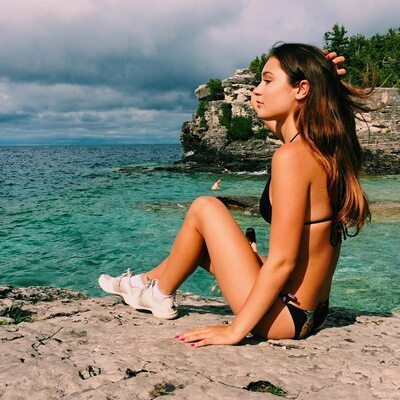 Photo catégorisée avec : Skinny, Brunette, Sophi Knight, Beach, Bikini, Canadian, Cute, Legs, Nature