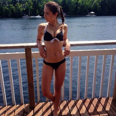 Photo catégorisée avec : Skinny, Bikini, Brunette, Canadian, Legs, Sophi Knight, Braid, Cute, Tummy